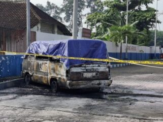 LUDES: Suzuki Carry dengan nomor polisi DK 1159 DN, hangus usai terbakar di depan SPBU Desa Sumberjati, Kec. Tempeh, Kab. Lumajang. (foto: Asmadi)
