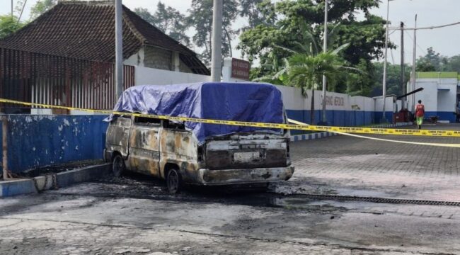 LUDES: Suzuki Carry dengan nomor polisi DK 1159 DN, hangus usai terbakar di depan SPBU Desa Sumberjati, Kec. Tempeh, Kab. Lumajang. (foto: Asmadi)
