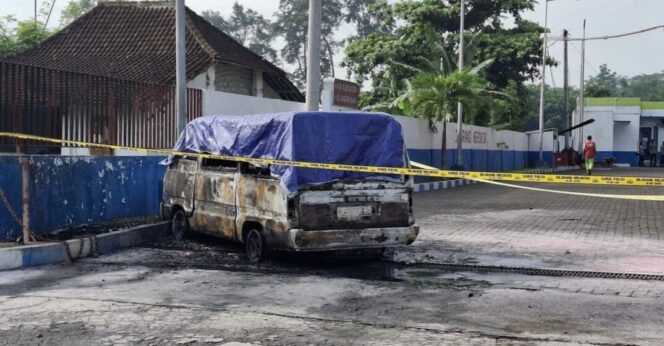 
					LUDES: Suzuki Carry dengan nomor polisi DK 1159 DN, hangus usai terbakar di depan SPBU Desa Sumberjati, Kec. Tempeh, Kab. Lumajang. (foto: Asmadi)
