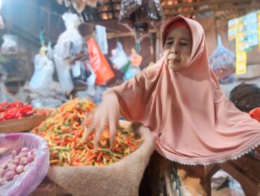 MAHAL: Pedagang cabai di Pasar Baru Kota Probolinggo, Suliana, sedang merapikan cabai rawit jualannya. (foto: Hafiz Rozani).
