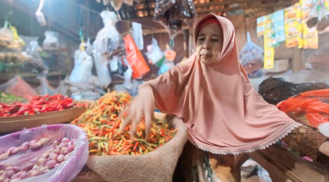 MAHAL: Pedagang cabai di Pasar Baru Kota Probolinggo, Suliana, sedang merapikan cabai rawit jualannya. (foto: Hafiz Rozani).
