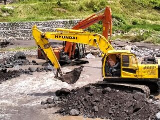 KENA PAJAK: Sejumlah alat berat tengah mengambil pasir di kawasan kereng Gunung Semeru Lumajang. (foto: dok).
