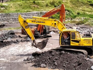 KENA PAJAK: Sejumlah alat berat tengah mengambil pasir di kawasan kereng Gunung Semeru Lumajang. (foto: dok).
