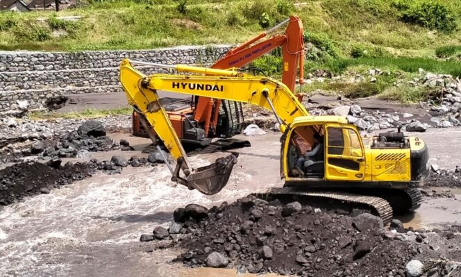 
					KENA PAJAK: Sejumlah alat berat tengah mengambil pasir di kawasan kereng Gunung Semeru Lumajang. (foto: dok).
