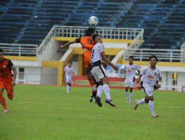 SAMA KUAT: Pemain Persipro 1954 (Jersey oranye) saat duel udara dengan pemain Persid Jember. (Foto: Hafiz Rozani)
