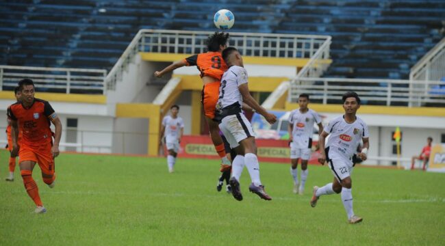 SAMA KUAT: Pemain Persipro 1954 (Jersey oranye) saat duel udara dengan pemain Persid Jember. (Foto: Hafiz Rozani)
