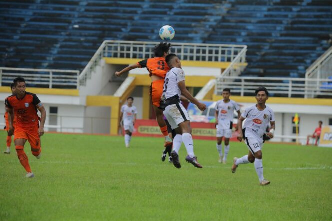 
					SAMA KUAT: Pemain Persipro 1954 (Jersey oranye) saat duel udara dengan pemain Persid Jember. (Foto: Hafiz Rozani)
