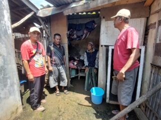 MEMPRIHATINKAN: Rudi Hartono (duduk) bersama Ketua RT dan tetangganya. (foto: Hafiz Rozani).
