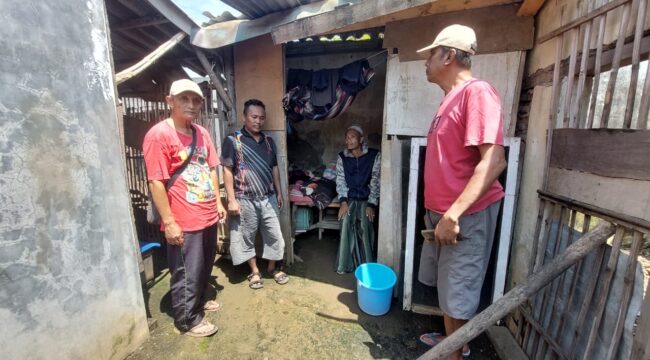 MEMPRIHATINKAN: Rudi Hartono (duduk) bersama Ketua RT dan tetangganya. (foto: Hafiz Rozani).
