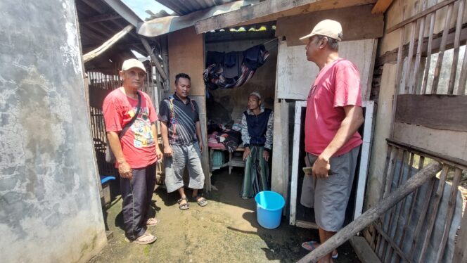 
					MEMPRIHATINKAN: Rudi Hartono (duduk) bersama Ketua RT dan tetangganya. (foto: Hafiz Rozani).
