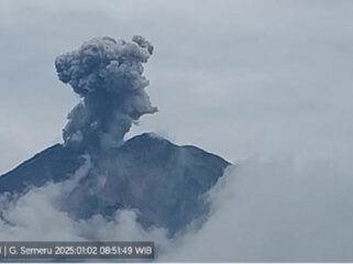 Gunung Semeru terlihat dari pos pantau.
