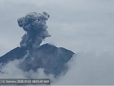 Gunung Semeru terlihat dari pos pantau.
