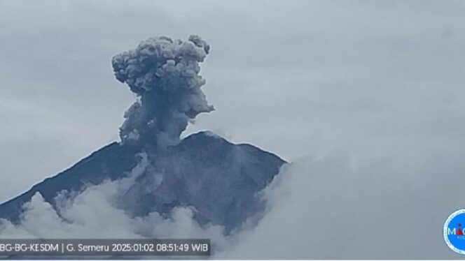 
					Gunung Semeru terlihat dari pos pantau.
