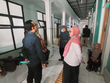 SIDAK: Anggota Komisi 3 DPRD Kota Probolinggo saat melakukan sidak di puskesmas. (foto: Hafiz Rozani).
