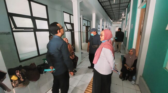 SIDAK: Anggota Komisi 3 DPRD Kota Probolinggo saat melakukan sidak di puskesmas. (foto: Hafiz Rozani).
