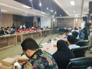 DIGERUDUK: Suasana audiensi terkait mahal dan langkanya pupuk di kantor DPRD Kabupaten Probolinggo. (foto: Ali Ya'lu).