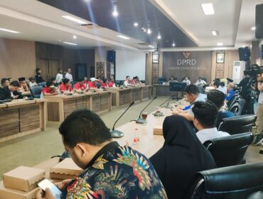 DIGERUDUK: Suasana audiensi terkait mahal dan langkanya pupuk di kantor DPRD Kabupaten Probolinggo. (foto: Ali Ya'lu).