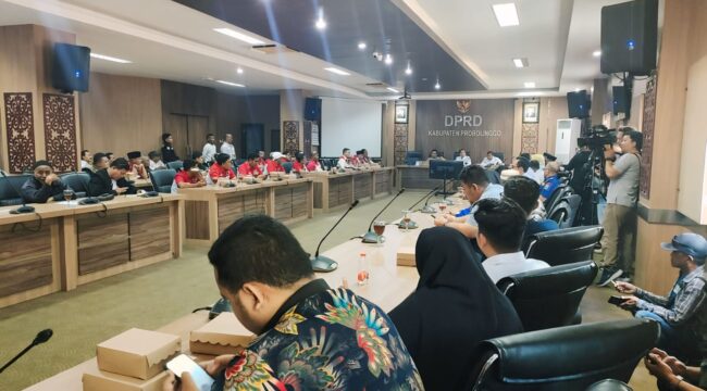 DIGERUDUK: Suasana audiensi terkait mahal dan langkanya pupuk di kantor DPRD Kabupaten Probolinggo. (foto: Ali Ya'lu).