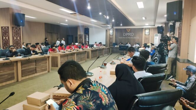 
					DIGERUDUK: Suasana audiensi terkait mahal dan langkanya pupuk di kantor DPRD Kabupaten Probolinggo. (foto: Ali Ya'lu).