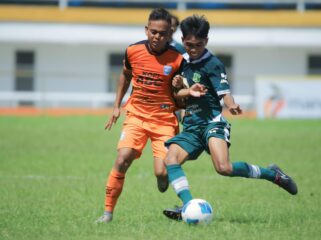 IMBANG: Pemain Persipro 1954 (jersey oranye) berebut bola dengan pemain Persekap Kota Pasuruan. (foto: istimewa)
