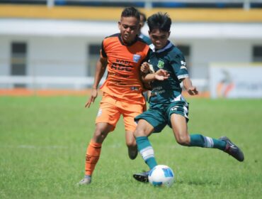 IMBANG: Pemain Persipro 1954 (jersey oranye) berebut bola dengan pemain Persekap Kota Pasuruan. (foto: istimewa)
