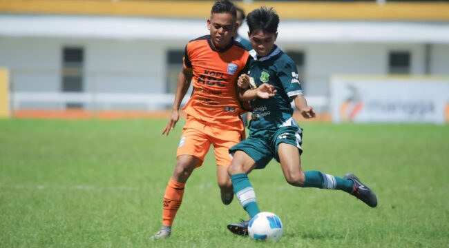 IMBANG: Pemain Persipro 1954 (jersey oranye) berebut bola dengan pemain Persekap Kota Pasuruan. (foto: istimewa)
