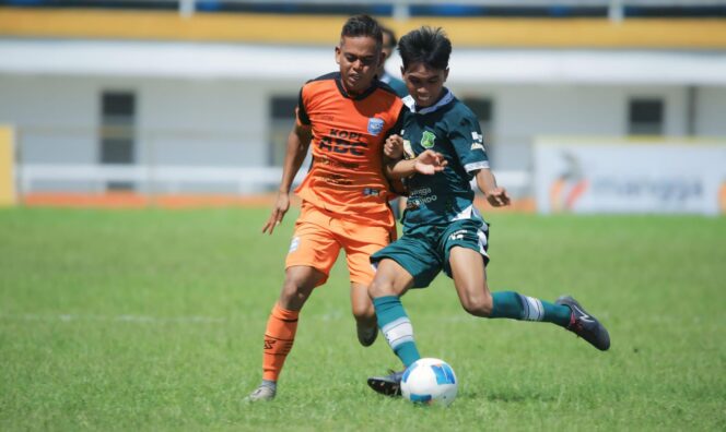 
					IMBANG: Pemain Persipro 1954 (jersey oranye) berebut bola dengan pemain Persekap Kota Pasuruan. (foto: istimewa)
