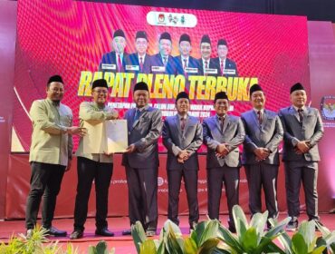 DITETAPKAN: KPU Probolinggo menyerahkan hasil rapat pleno penetapan Bupati - Wakil Bupati Probolinggo terpilih kepada pasangan Gus Haris - Ra Fahmi. (foto: Ali Ya'lu).