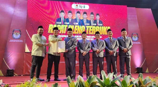 
					DITETAPKAN: KPU Probolinggo menyerahkan hasil rapat pleno penetapan Bupati - Wakil Bupati Probolinggo terpilih kepada pasangan Gus Haris - Ra Fahmi. (foto: Ali Ya'lu).