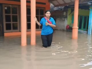 TERENDAM: Warga berada ditengah-tengah pemukiman yang terendam banjir di Kabupaten Pasuruan. (foto: Moh. Rois).
