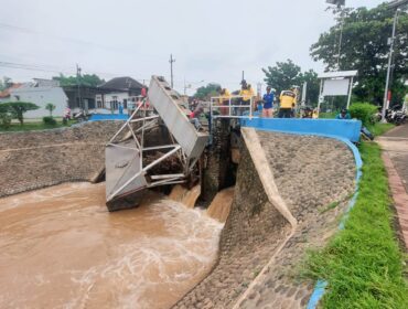 AMBROL: Dam Kelep di Jl. Profesor Hamka, Kelurahan Pohsangit Kidul, Kecamatan Kademangan, Kota Probolinggo, jebol usai diterjang banjir. (foto: Hafiz Rozani).
