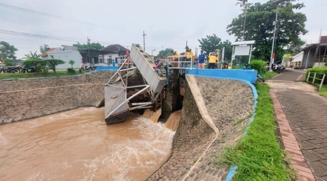 AMBROL: Dam Kelep di Jl. Profesor Hamka, Kelurahan Pohsangit Kidul, Kecamatan Kademangan, Kota Probolinggo, jebol usai diterjang banjir. (foto: Hafiz Rozani).
