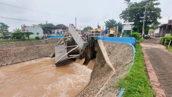 
					AMBROL: Dam Kelep di Jl. Profesor Hamka, Kelurahan Pohsangit Kidul, Kecamatan Kademangan, Kota Probolinggo, jebol usai diterjang banjir. (foto: Hafiz Rozani).
