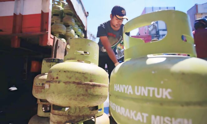 
					Ilustrasi LPG 3 kg yang kini harganya naik dari Rp 16 ribu menjadi Rp 18 ribu per tabung. 
