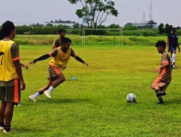 LATIHAN: Pemain Persipro 1954 menggelar latihan rutin sebelum mengarungi babak 32 besar Liga 4 Jatim. (Foto: istimewa)
