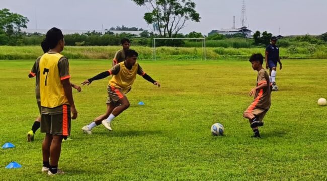 LATIHAN: Pemain Persipro 1954 menggelar latihan rutin sebelum mengarungi babak 32 besar Liga 4 Jatim. (Foto: istimewa)
