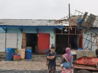 PORAK-PORANDA: Kondisi bangunan di Desa Jatirejo, Kecamatan Lekok, Kabupaten Pasuruan, yang porak-poranda pasca diterjang angin puting beliung. (foto: Moh. Rois)