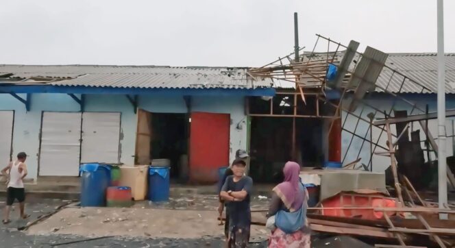 
					PORAK-PORANDA: Kondisi bangunan di Desa Jatirejo, Kecamatan Lekok, Kabupaten Pasuruan, yang porak-poranda pasca diterjang angin puting beliung. (foto: Moh. Rois)