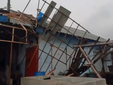 TERSAPU: Rumah warga di Desa Jatirejo, Kecamatan Lekok, Kabupaten Pasuruan, rusak usai disapu angin puting beliung. (foto: Moh. Rois)