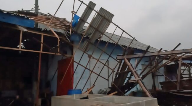 TERSAPU: Rumah warga di Desa Jatirejo, Kecamatan Lekok, Kabupaten Pasuruan, rusak usai disapu angin puting beliung. (foto: Moh. Rois)