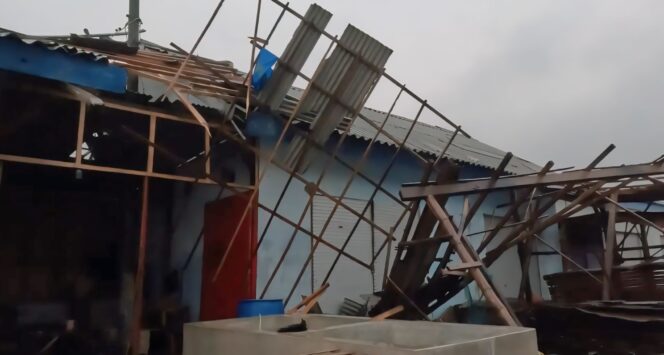 
					TERSAPU: Rumah warga di Desa Jatirejo, Kecamatan Lekok, Kabupaten Pasuruan, rusak usai disapu angin puting beliung. (foto: Moh. Rois)