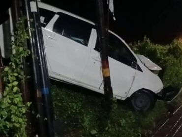 Minibus yang tertabrak KA Blambangan Ekspres terperosok di parit.