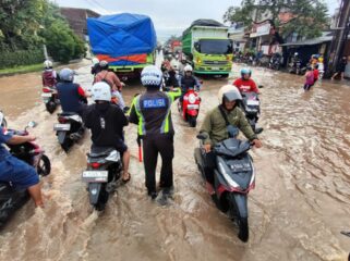 Jalur Pantura Pasuruan - Probolinggo masih terendam banjir.