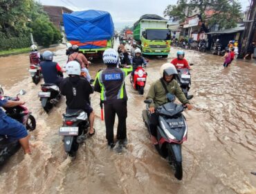 Jalur Pantura Pasuruan - Probolinggo masih terendam banjir.