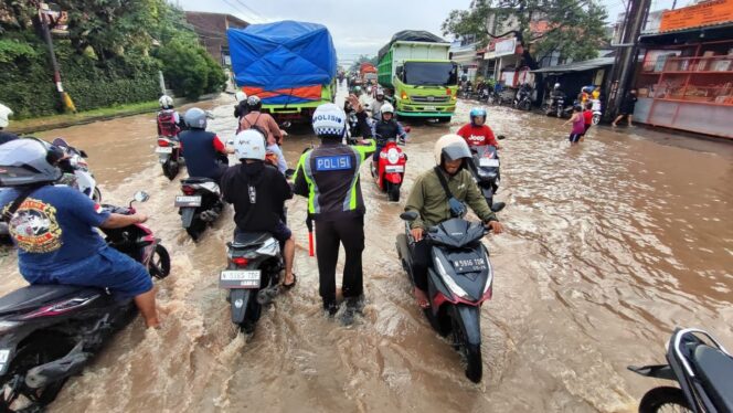 
					Jalur Pantura Pasuruan - Probolinggo masih terendam banjir.