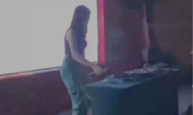 
					Tangkapan layar video penampilan DJ seksi dalam rakor KPU Kabupaten Probolinggo di Hotel Ketapang Indah Banyuwangi.
