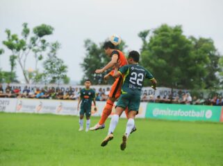 SERI: Pemain Persipro 1954 (jersey oranye) berduel dengan pemain Mitra Surabaya pada pertandingan perdana Grup BB Liga 4 Jatim. (foto: istimewa)