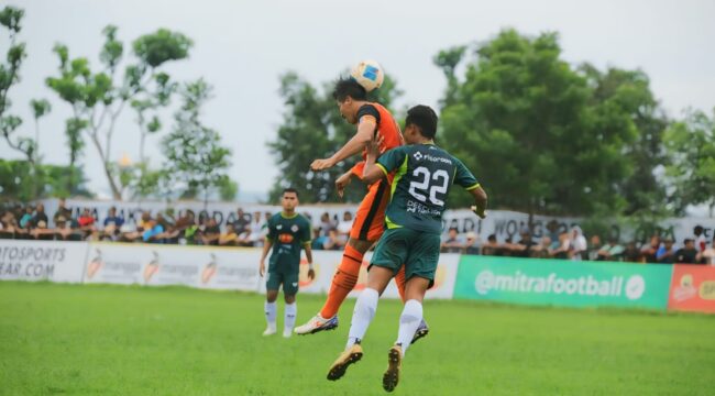 SERI: Pemain Persipro 1954 (jersey oranye) berduel dengan pemain Mitra Surabaya pada pertandingan perdana Grup BB Liga 4 Jatim. (foto: istimewa)