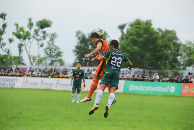 
					SERI: Pemain Persipro 1954 (jersey oranye) berduel dengan pemain Mitra Surabaya pada pertandingan perdana Grup BB Liga 4 Jatim. (foto: istimewa)