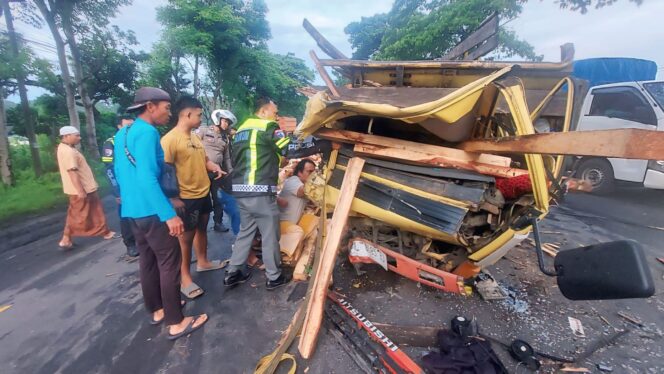 
					TERJEPIT: Polisi dibantu warga mengevakuasi sopir truk bermuatan kayu pasca terlibat kecelakaan di jalur pantura Desa Banjarsari, Kec. Sumberasih, Kab. Probolinggo. (foto: Hafiz Rozani).